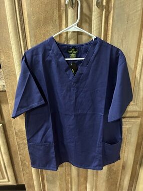 Men's Navy V-Neck Short Sleeve Scrub Top with Front Pockets